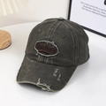 Détail du bord usé et broderie New York sur la casquette de baseball vintage grise - Gris Sidéral