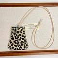 Detalle de soporte para gafas de cuero con leopardo y cordones beige expuesto - Cuadrado Leopardo Blanco