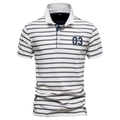 Dettaglio del colletto polo a righe bianche e blu navy con ricamo del numero 03 in cotone - S / Bianco