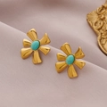 Orecchini a fiore dorati con intarsio in turchese su sfondo di raso rosa - Oro + Turchese