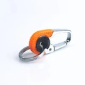 Detailansicht silberner Metall-Karabiner-Schlüsselanhänger mit orangefarbenen Ringen - Orange
