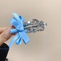 Détail d'une pince à cheveux avec nœud en satin bleu et strass sur base en alliage - Pince Bec de Cane Unique / Bleu