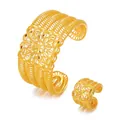 Detailansicht des hohlen Blumenmusters auf dem vergoldeten Filigran-Armband und Ring - Muster 3 (Gebürstet Ausgehöhlt)
