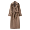 Détail du manteau en laine camel avec boutonnage croisé et ceinture de taille ajustable - Kaki