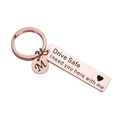 Llavero de acero inoxidable oro rosa con grabado Drive Safe y colgante con letra M - Oro rosa