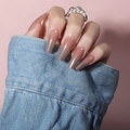 Faux ongles ballerine dégradé rose nude à paillettes argentées portés avec bague en perles - Style de Colle Dégradé Rose Nude Pailleté (Y-263)