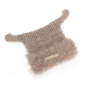 Détail du bonnet en tricot avec oreilles de chat, bordure en peluche et étiquette - Taille unique / Kaki