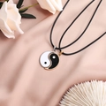 Collane di coppia Yin Yang Tai Chi con ciondoli bianco e nero su sfondo di seta rosa - Stile corda di cera