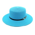 Détail du chapeau de paille turquoise avec ruban noir et boucle dorée élégante - Bleu lac