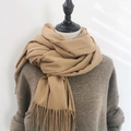 Écharpe en cachemire synthétique beige à franges sur un pull marron pour l'hiver - 70*200cm / Chameau