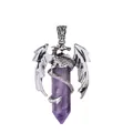 Pendente drago argentato con cristallo esagonale viola su sfondo bianco minimale - Ciondolo in ametista viola