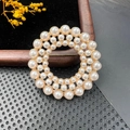 Élégante broche couronne de perles rondes avec base en alliage doré et perles - BZ051 Bouquet de Perles Rond