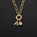 Edelstahl-Büroklammerkette mit Buchstabe E und rosa Zirkonia-Anhänger in Goldoptik - Buchstabe E