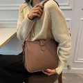Minimalistische braune Umhängetasche aus Leder am Modell mit schickem Herbststyling - Kaffeebraun