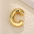 Detalle del colgante letra C bañado en oro con un efecto de globo 3D metalizado - Letra C