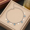 Silbernes Armband mit Herzanhängern und blauen Perlen des bösen Blicks auf Display - Silbernes Herz (2#)