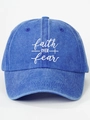 Dettaglio del ricamo bianco Faith Over Fear su un cappello da baseball in denim blu lavato - Blu Reale