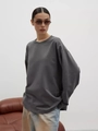 T-shirt grigio scuro a maniche lunghe con spalle scese e una vestibilità ampia e casual - grigio scuro