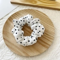 Witte chiffon scrunchie met zwarte stippen voor knotkapsels op houten dienblad - Wit met zwarte stippen