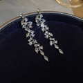 Détail des boucles d'oreilles pendantes argentées avec cristaux sur velours bleu - Style Gland de Feuille d'Argent (22#)