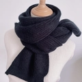 Weicher schwarzer Strickschal für den Winter auf einer Schneiderpuppe präsentiert - Schwarz