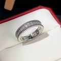 Versilberter Eternity-Ring mit Zirkonia-Besatz in einer luxuriösen roten Schmuckschatulle - Stil F1240/Vintage-Milgrain