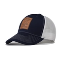 Detalle de la gorra trucker azul oscuro con un parche de cuero con un reno y texto de naturaleza - Ajustable / Azul marino
