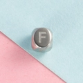 Perle cube en acier inoxydable argent poli avec une lettre F gravée design - Lettre F