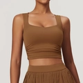 Dettaglio del crop top marrone caramello con scollo quadrato e pieghe laterali - S / Marrone Tè di Betulla