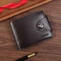 Cartera de negocios para hombre en color marrón oscuro con cierre de botón y textura - café
