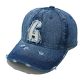 Berretto da baseball in denim lavato blu con lettera R ricamata e dettagli strappati - Stile Lettera R / Blu Notte