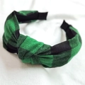 Serre-tête noué en tissu à carreaux vert et noir avec détail de nœud croisé - Carreaux vert et noir