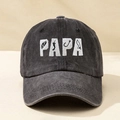 Detailansicht der PAPA-Angeln-Stickerei auf der gewaschenen grauen Baseballkappe - Einheitsgröße / Schwarz