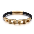 Lederarmband für Herren mit goldener Motorradkette und Magnetverschluss auf Weiß - Goldener Stil (KB106592-K)