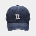 Détail de la broderie de la lettre R et de la texture coton délavé de la casquette - Réglable / Bleu marine