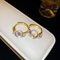 Macro de boucles d'oreilles fleurs dorées avec zircon violet et perles sur un coffret - 21# Boucle d'Oreille Dorée Perle de Nacre Blanc Violet