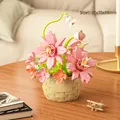 Vaso di fiori rosa in mattoncini con cesto intrecciato beige, 70x70x88mm - Sogno di Rosa Rosa (M3080)
