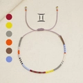 Handgefertigtes Zwillinge-Sternzeichen-Armband mit bunten Perlen und violetter Kordel - Zwillinge (MI-Serie)