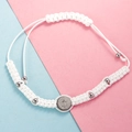 Vista detallada de la pulsera San Benito de cordón blanco con cuentas plateadas y medalla - Color Acero Pulsera Blanca Individual