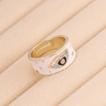 Detalle de anillo corazón de Ojo Turco dorado con circonitas sobre terciopelo beige - Abierto Ajustable / 4# Ojos Blanco