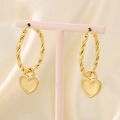 Détail de créoles torsadées plaquées or 18 carats avec pendentifs cœur lisses sur présentoir - Or (KE116127-Z)