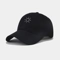 Détail de la broderie soleil sur une casquette en coton noir avec coutures de qualité - Noir