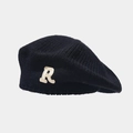 Détail du béret en tricot noir avec broderie blanche en bouclette de la lettre R - Noir
