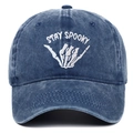 Detail van Stay Spooky borduursel op een donkerblauwe gewassen vintage baseballpet - Verstelbaar / Marineblauw
