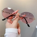Détail de lunettes de soleil ovales sans monture avec verres dégradés rose et violet - Monture Dorée Verres Gris Rose