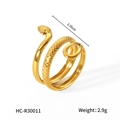 Detalle macro del anillo de serpiente en acero dorado de 18K con textura y medidas - Estilo dorado (HC-R30011)