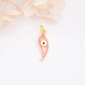 Makroaufnahme eines vergoldeten Mondanhängers mit rosa Emaille und Auge-Detail - Gebogener Horn Emaille Anhänger / Gold/Rosa