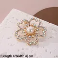 Détail macro d'une élégante broche fleur de 4cm avec perle blanche et cristaux - Style Fleur de Perle à Cinq Pétales (B18)