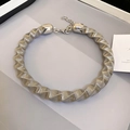 Detail van zilverkleurige choker-halsketting met gedraaide textuur en handige karabijnsluiting - Zilveren Ketting