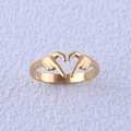 Minimalistischer goldener Herz-Geste-Ring aus Edelstahl auf strukturiertem Hintergrund - Herz-Gesten-Stil / Gold